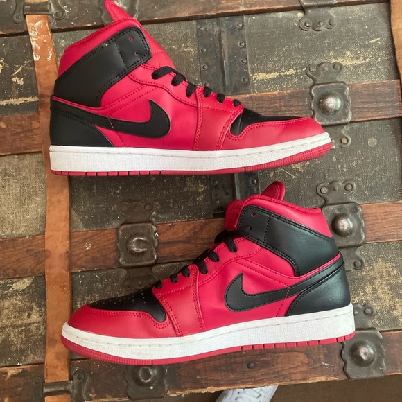 [SOLD] 2021 Jordan 1 Mid Reverse Bred - Picture 2 of 4